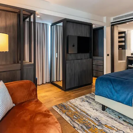 Crowne Plaza By Ihg Hotel 4*
